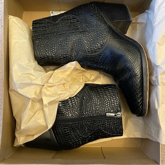 Lucky Brand Jaide black leather embossed crocodile bootie. Size 9 - Picture 10 of 12